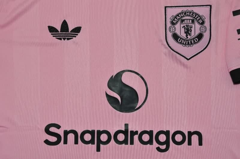Thailand Quality(AAA) 25/26 Manchester United Goalkeeper Pink Soccer Jersey
