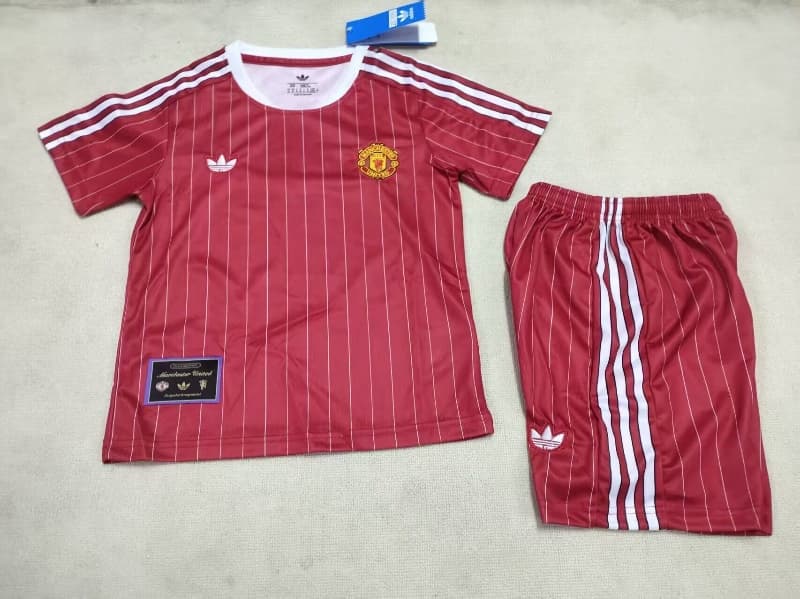 25/26 Manchester United Red Kids Soccer Jersey And Shorts 02