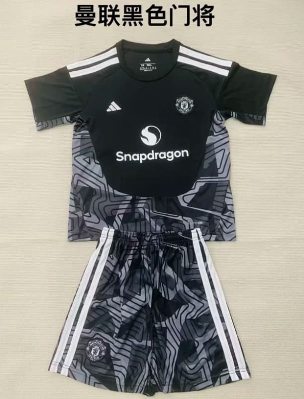 26/27 Manchester United Goalkeeper Black Kids Soccer Jersey And Shorts 26/27 Manchester United Goalkeeper Black Kids Soccer Jersey And Shorts