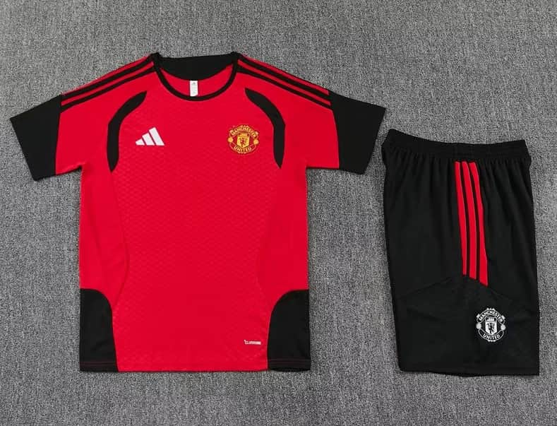 Thailand Quality(AAA) 26/27 Manchester United Red Soccer Training Sets