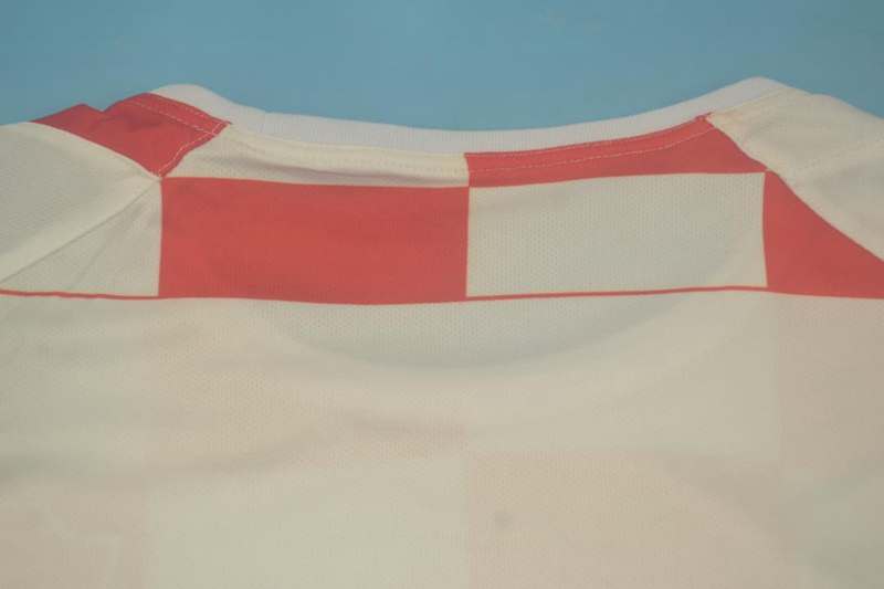 Thailand Quality(AAA) 2002 Croatia Home Retro Soccer Jersey