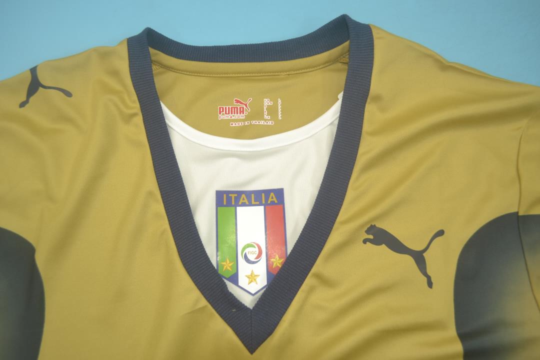 Thailand Quality(AAA) 2006 Italy Goalkeeper Gold Retro soccer Jersey